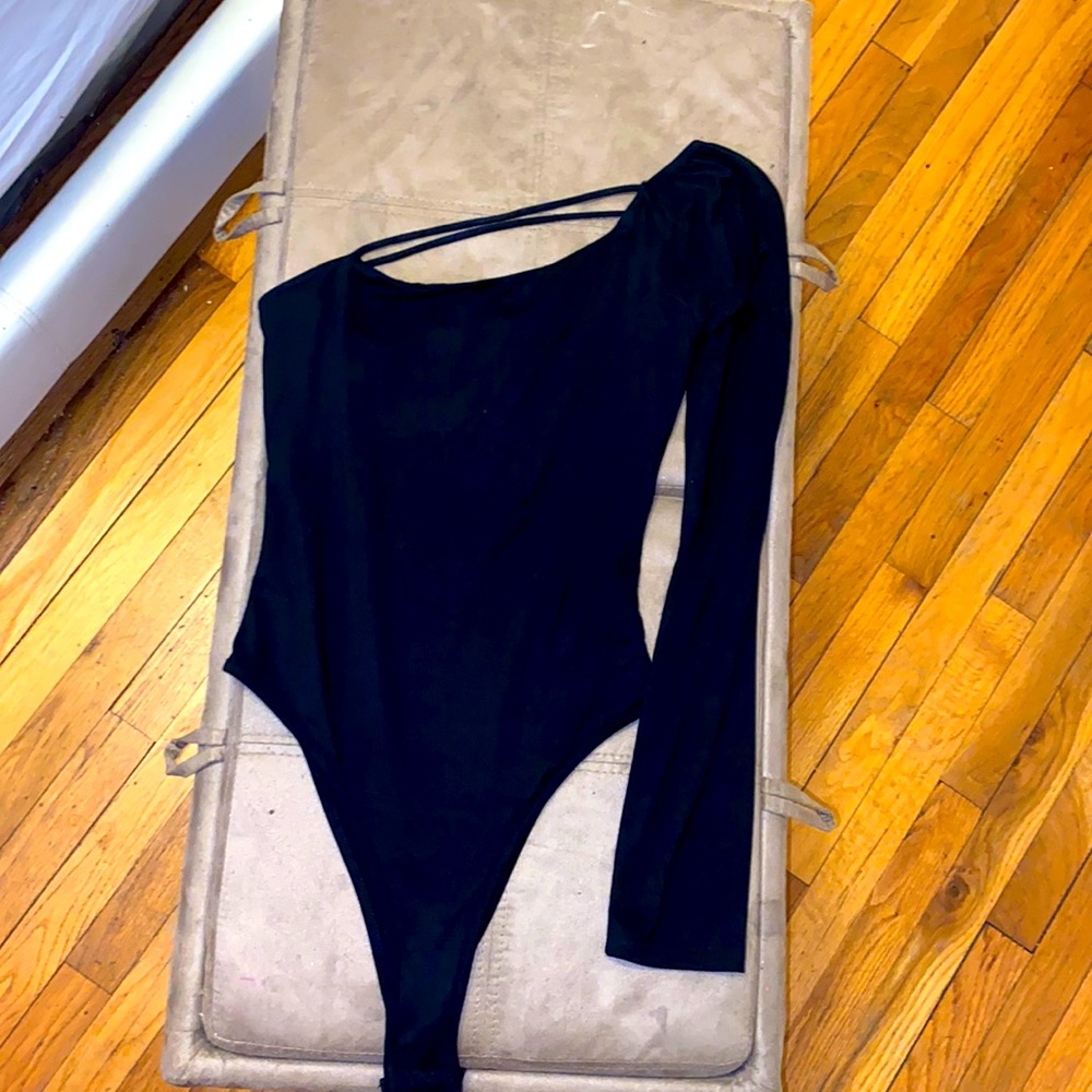 Fashion Nova One sleeved black super cute bodysuit!